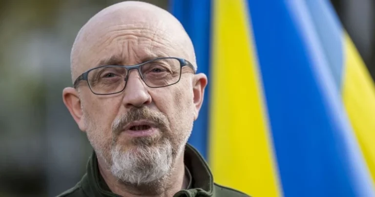 Резніков запропонував мобілізувати жінок: кого він хоче відправити до війська