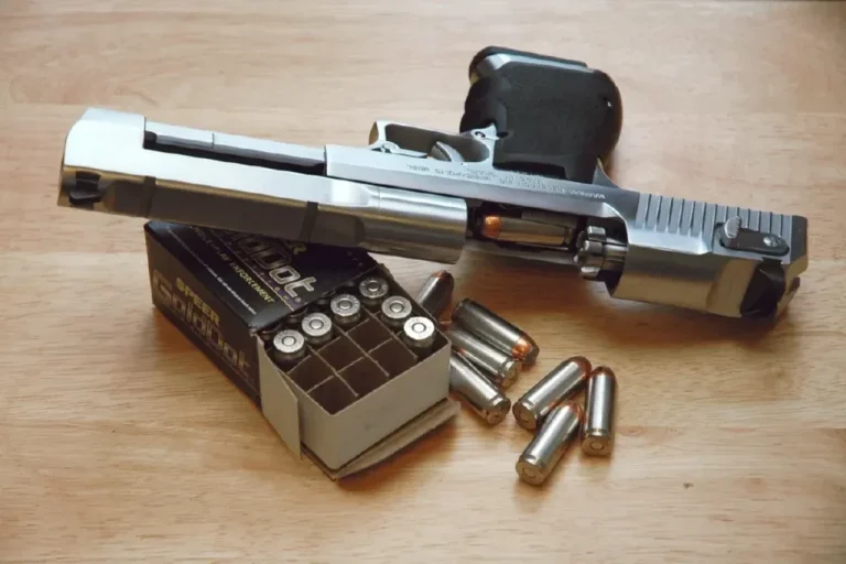 У кіно він грізна зброя, а в бою незручний: що не так із Desert Eagle