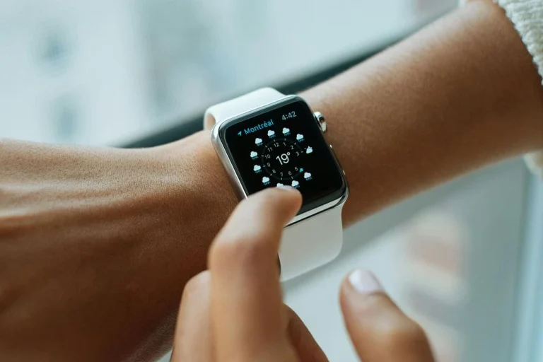 Apple може прибрати екран з Watch: компанія вивчає новий формат годинника