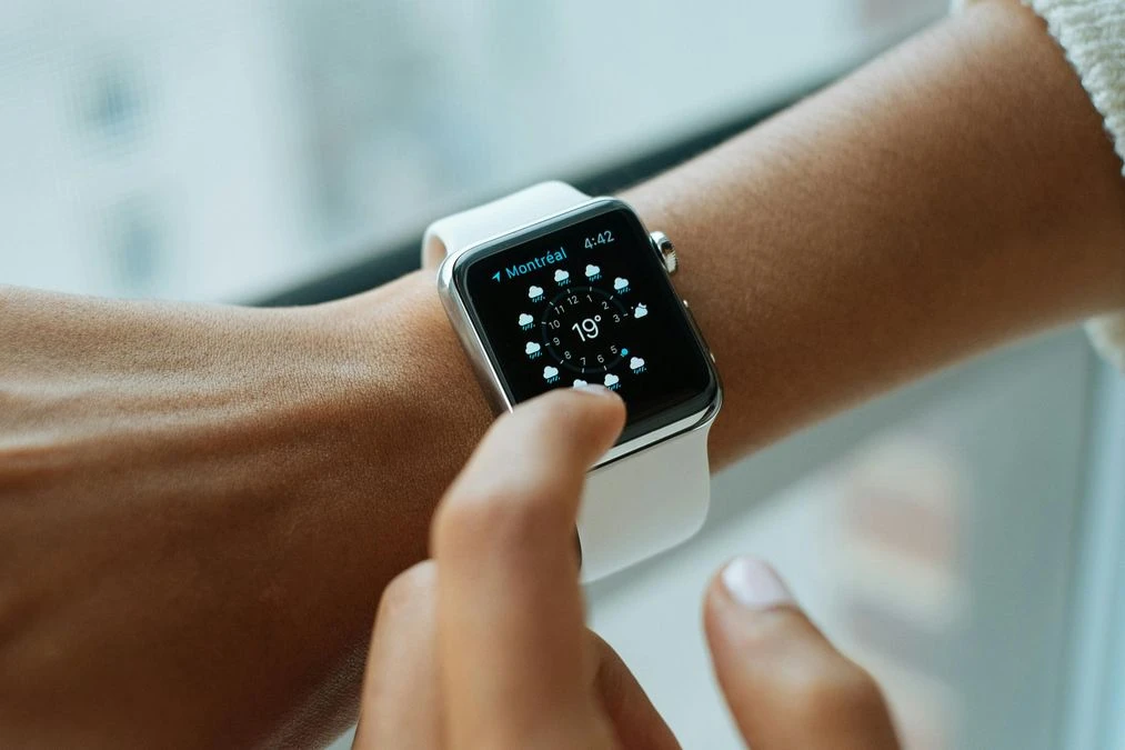 Apple може прибрати екран з Watch: компанія вивчає новий формат годинника